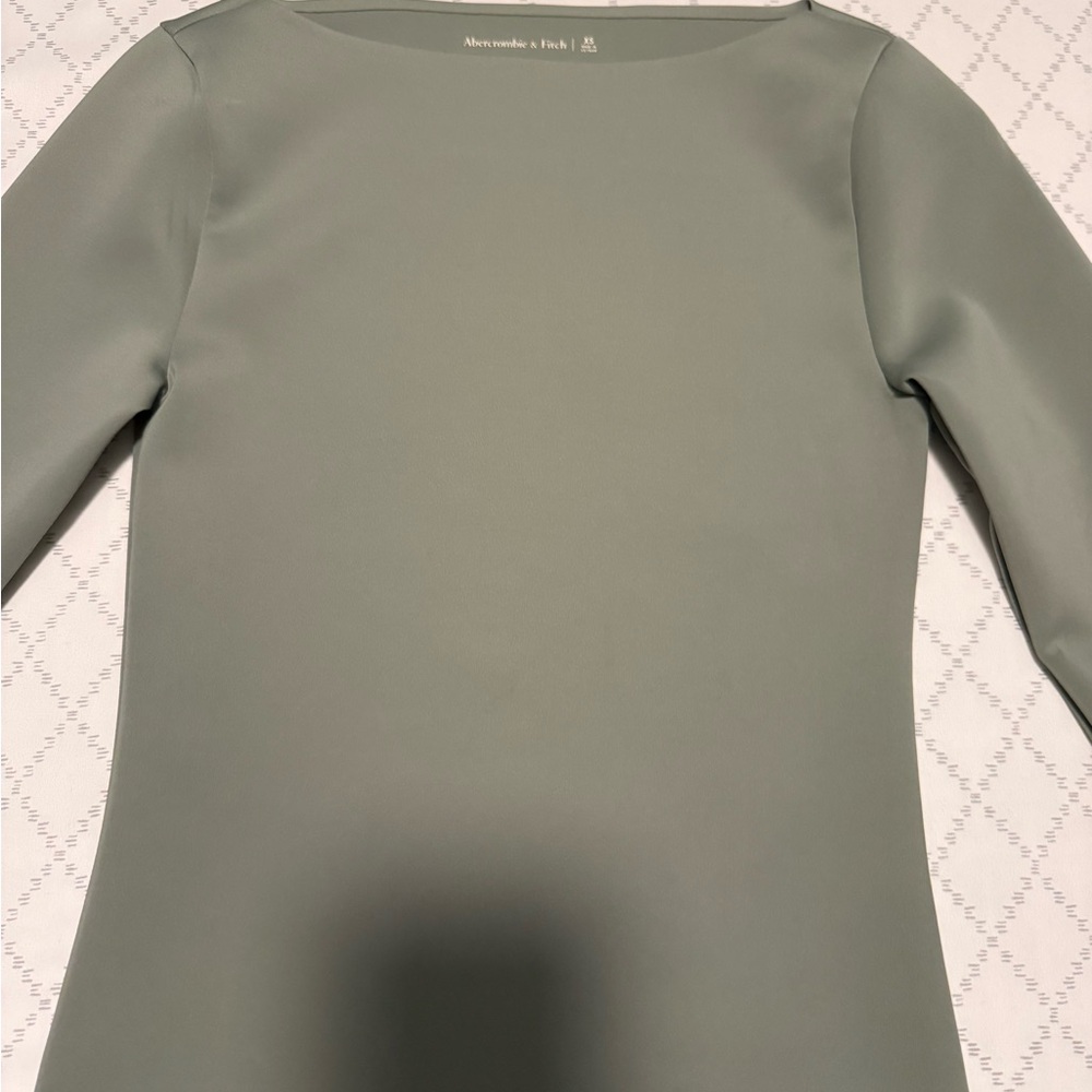 Abercrombie & Fitch Long-Sleeve Sculpt Matte Fabric
Tuckable Slash Top